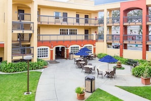 Pool - Comfort Inn and Suites San Francisco Airport North (South San Francisco)