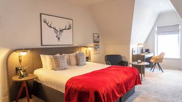 Executive-rum - 1 kingsize-säng - icke-rökare (with Sofabed) | Allergitestade sängkläder och värdeförvaringsskåp på rummet