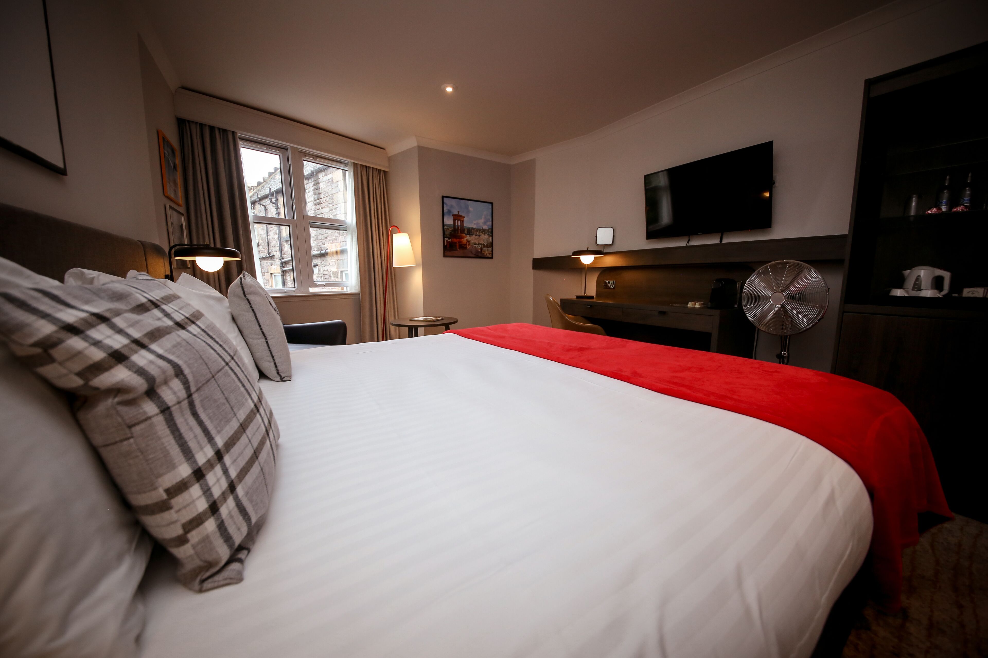 executive room, 1 double bed, non smoking | 1 bedroom, hypo-allergenic bedding, in-room safe, iron/ironing board