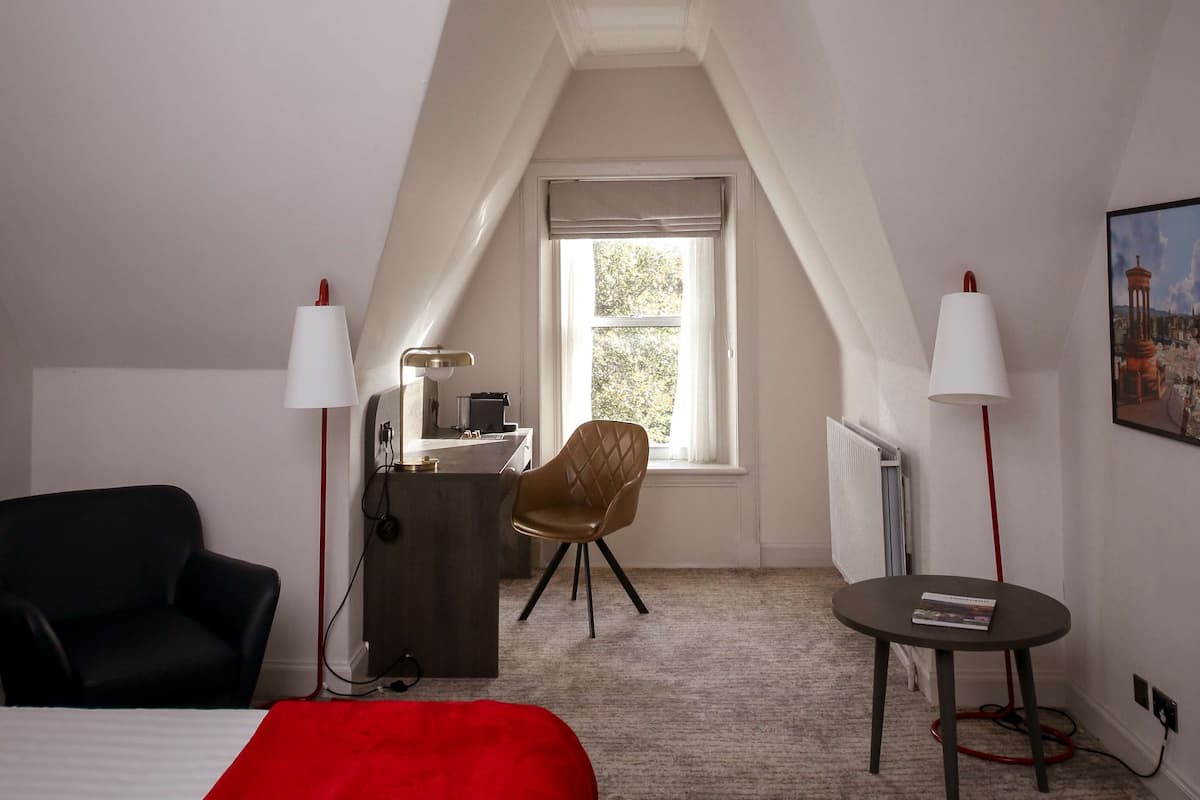 Executive-Zimmer, 1 King-Bett, Nichtraucher (with Sofabed) | Allergikerbettwaren, Zimmersafe, Bügeleisen/Bügelbrett