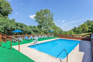 Una piscina al aire libre de temporada