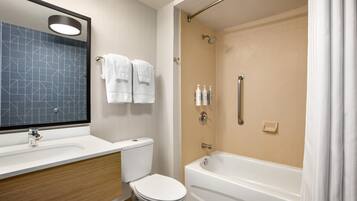 Ein modernes Badezimmer mit Toilette, Waschbecken und Badewanne.