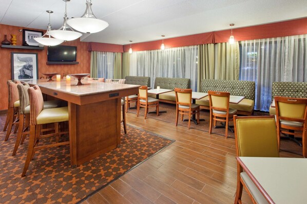 Two Queen Beds, Non-Smoking | Breakfast area