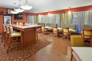 2 camas matrimoniales | Área de desayuno | Desayuno de autoservicio incluido todos los días