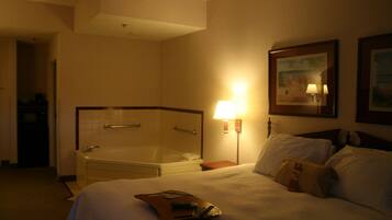 Standardrom, kingsize-seng | Sengetøy av topp kvalitet, safe på rommet og skrivebord