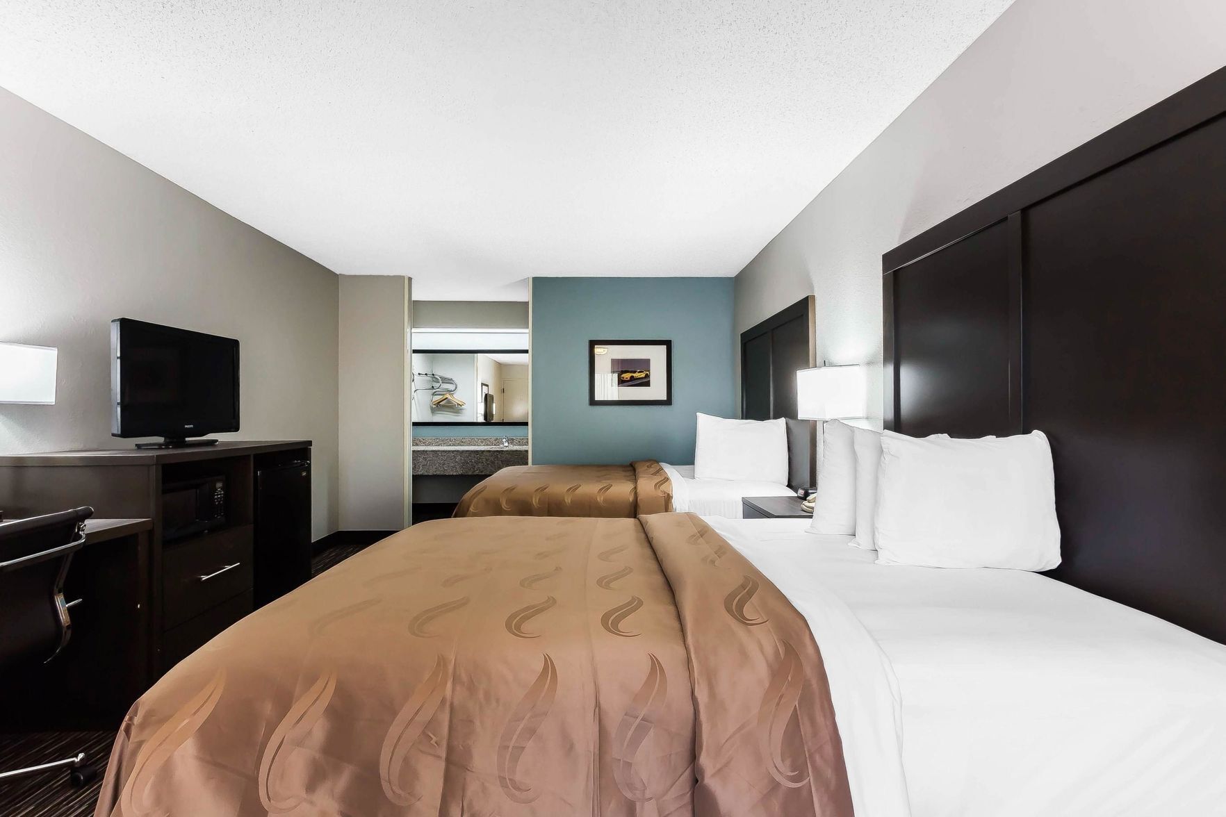 Een bureau, een strijkplank/strijkijzer, babybedden, extra bedden