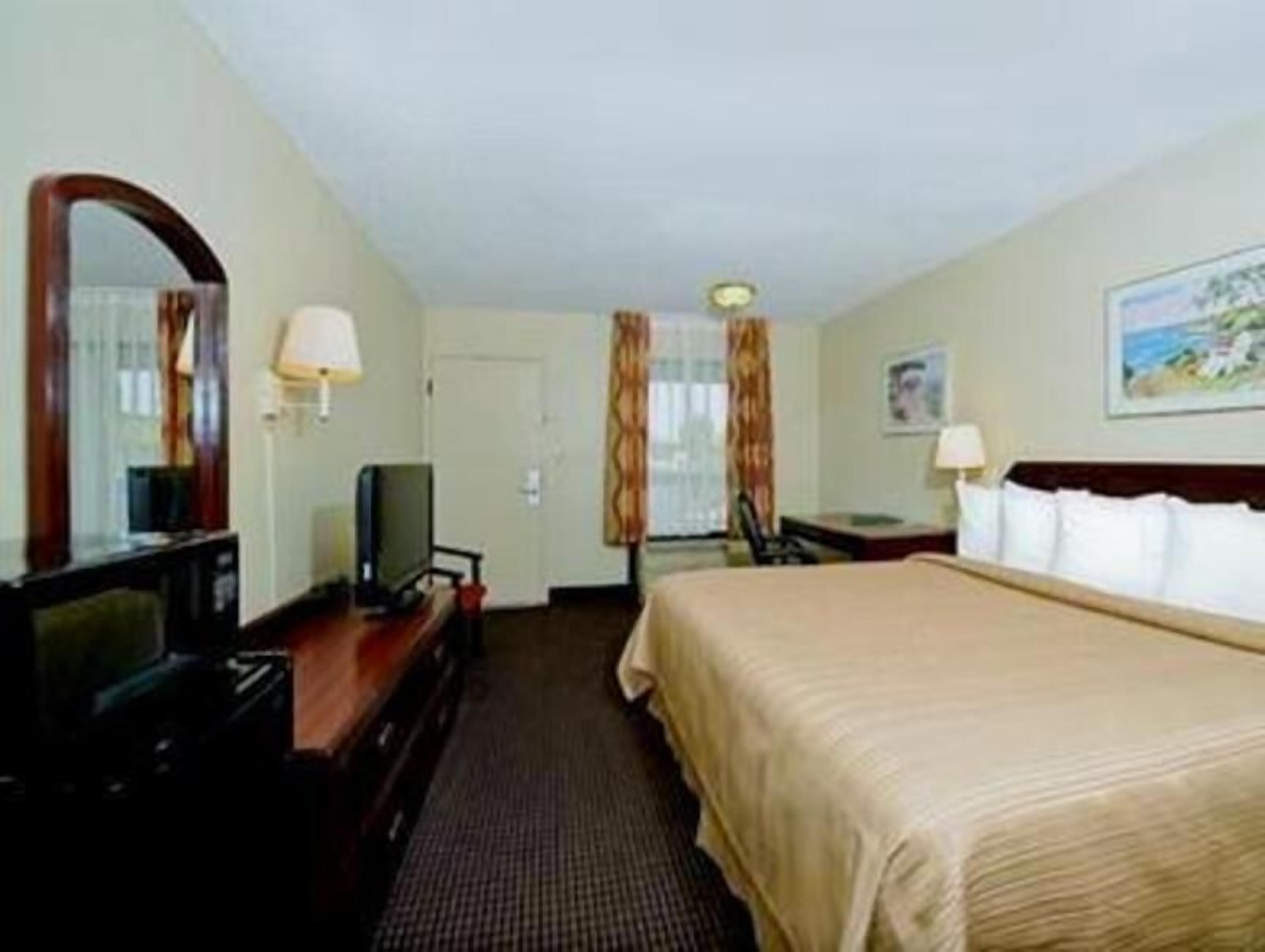 Een bureau, een strijkplank/strijkijzer, babybedden, extra bedden