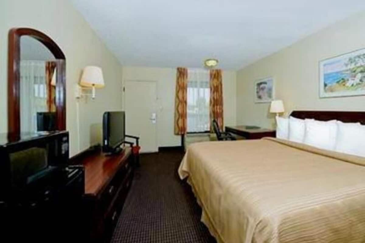 Schreibtisch, Bügeleisen/Bügelbrett, Babybetten, Zustellbetten