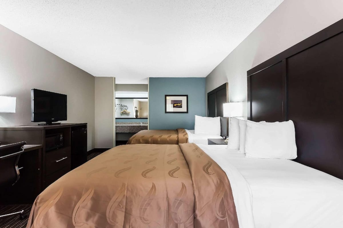 Schreibtisch, Bügeleisen/Bügelbrett, Babybetten, Zustellbetten