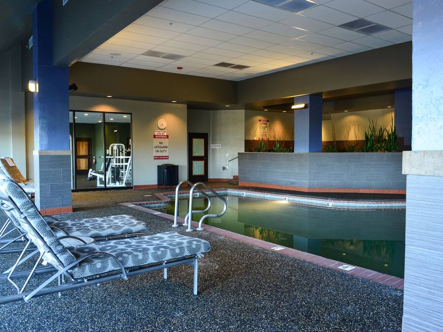 Piscina interna, funciona das 7h às 23h, espreguiçadeiras