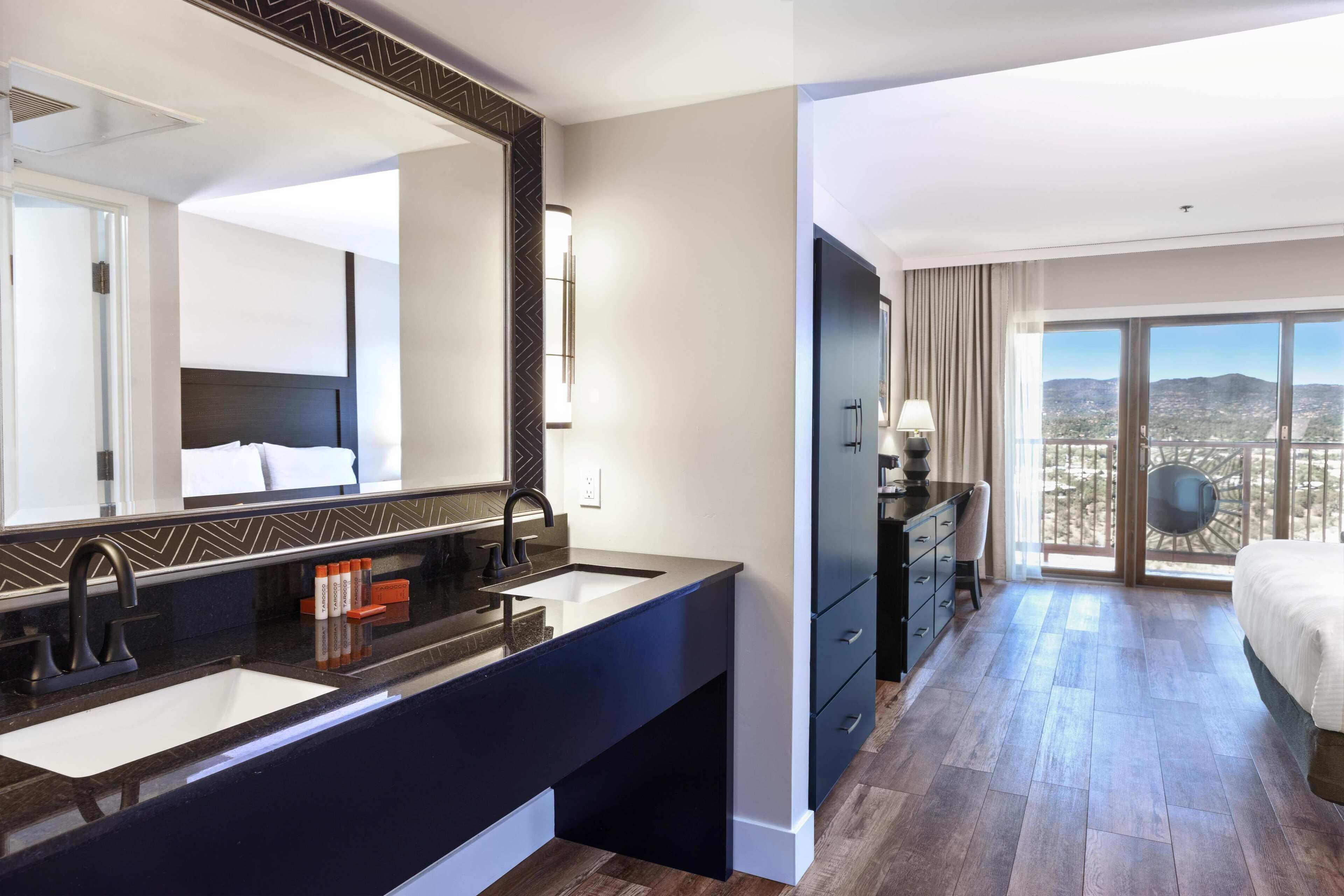 Tina con regadera, amenidades de baño de diseñador, secadora de cabello 