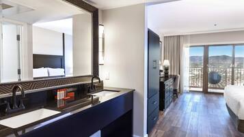 Tina con regadera, amenidades de baño de diseñador, secadora de cabello