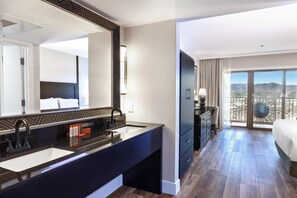 Combinació de dutxa i banyera i articles de tocador de disseny 