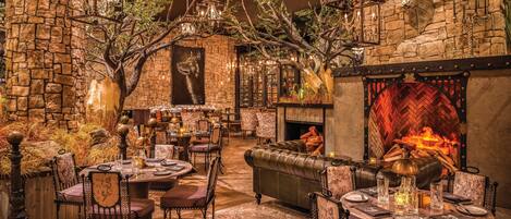 4 restaurants, breakfast, dinner served; American cuisine