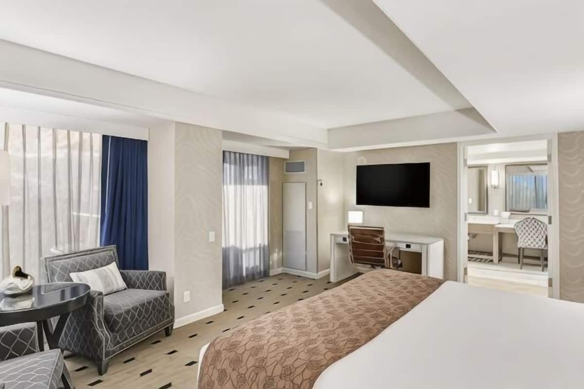 Ropa de cama de alta calidad y escritorio