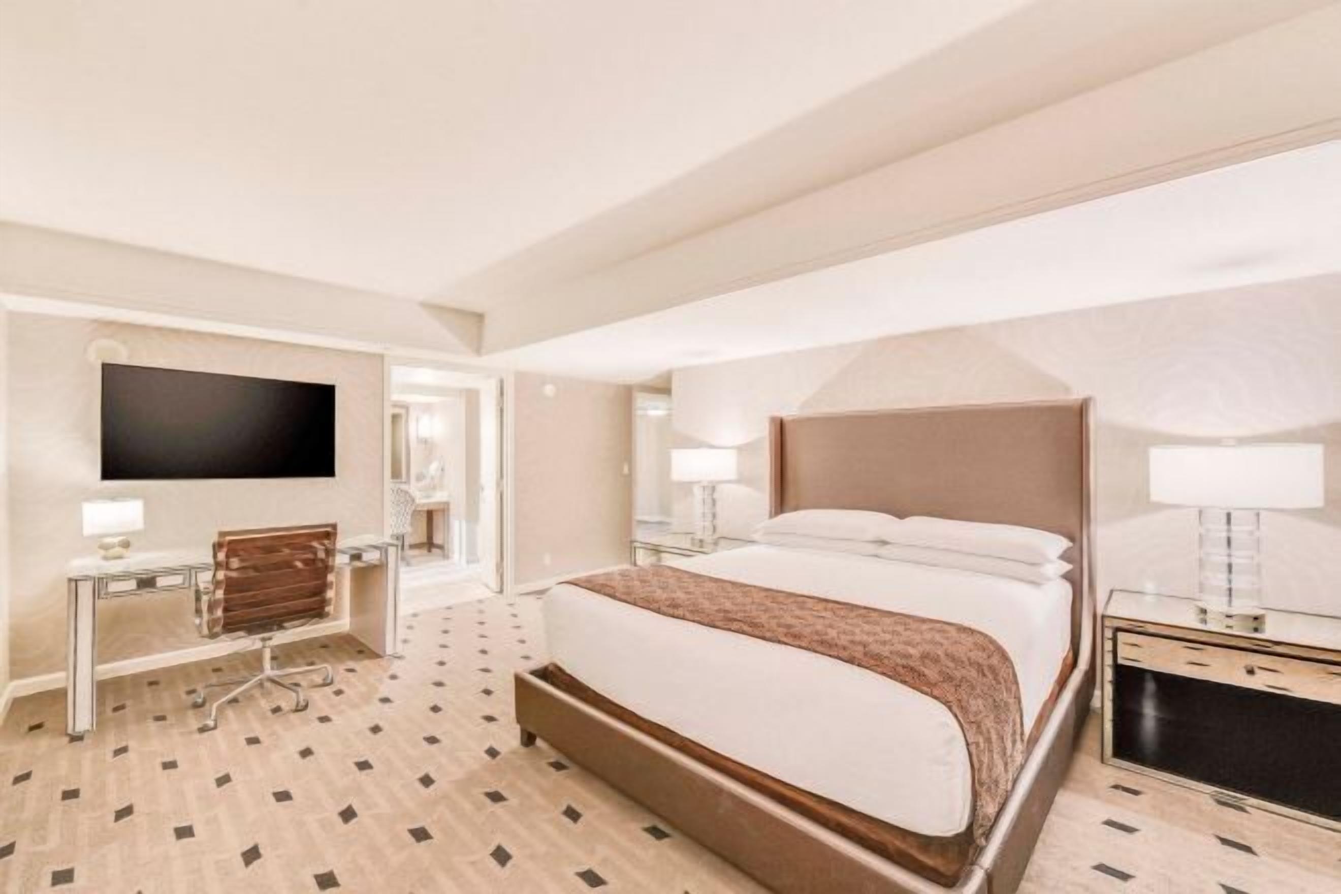 เครื่องนอนระดับพรีเมียม, โต๊ะทำงาน, พื้นที่ทำงานแบบใช้แล็ปท็อป