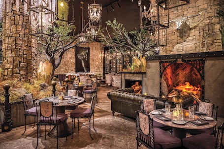 4 restaurants, breakfast, dinner served; American cuisine