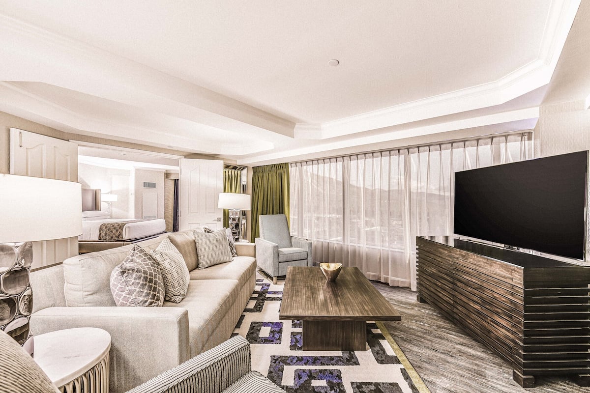 LED-televisio, ensi-iltaelokuvia, maksullisia elokuvia