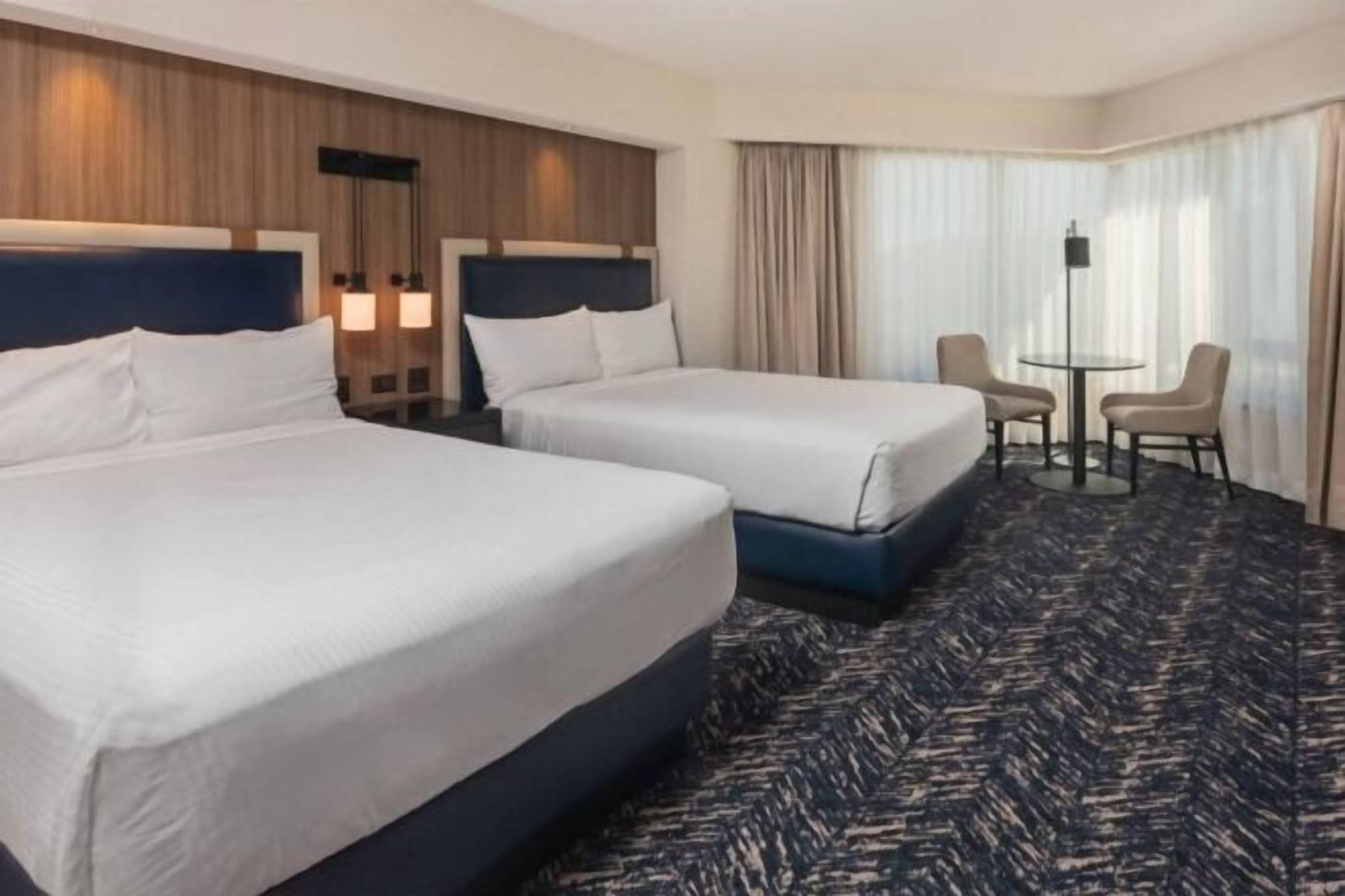 Hochwertige Bettwaren, Schreibtisch, laptopgeeigneter Arbeitsplatz