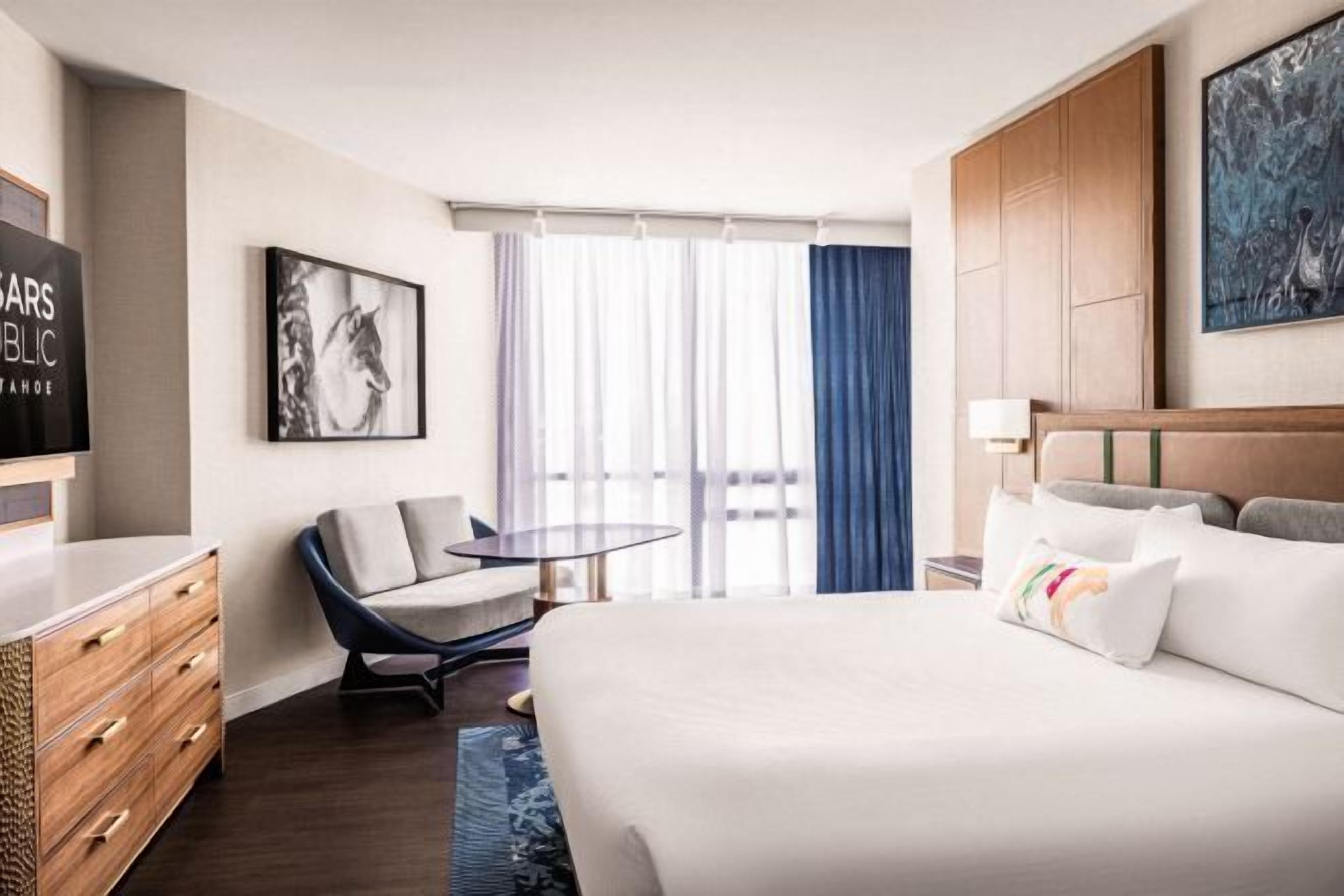 เครื่องนอนระดับพรีเมียม, โต๊ะทำงาน, พื้นที่ทำงานแบบใช้แล็ปท็อป