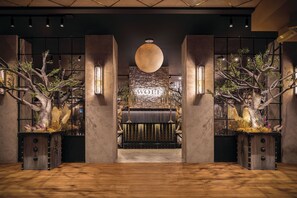 4 من المطاعم، حيث تُقدم وجبات الإفطار، العشاء، الأطباق الأمريكية