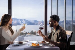 4 من المطاعم؛ يتم تقديم الإفطار والعشاء 