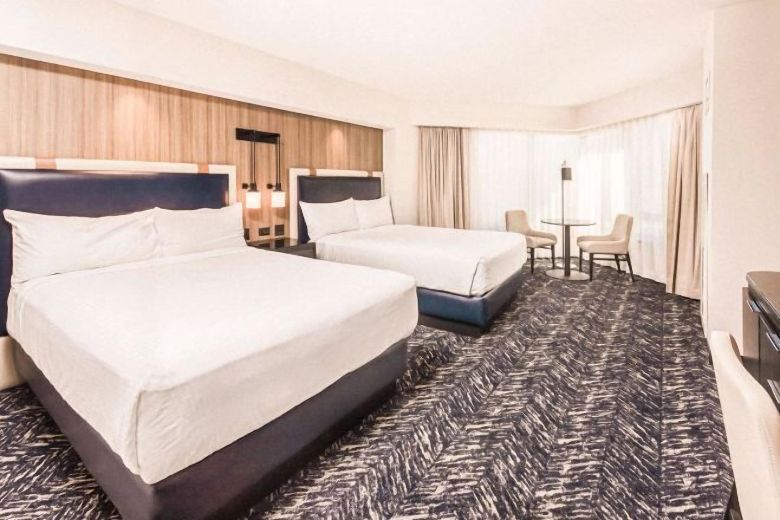 เครื่องนอนระดับพรีเมียม, โต๊ะทำงาน, พื้นที่ทำงานแบบใช้แล็ปท็อป