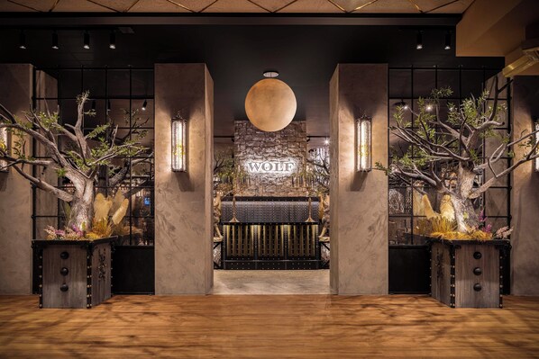 4 间餐厅，供应早餐、午餐和晚餐，美洲菜