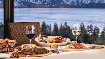 4 ristoranti, aperti a colazione, a pranzo e a cena, cucina americana