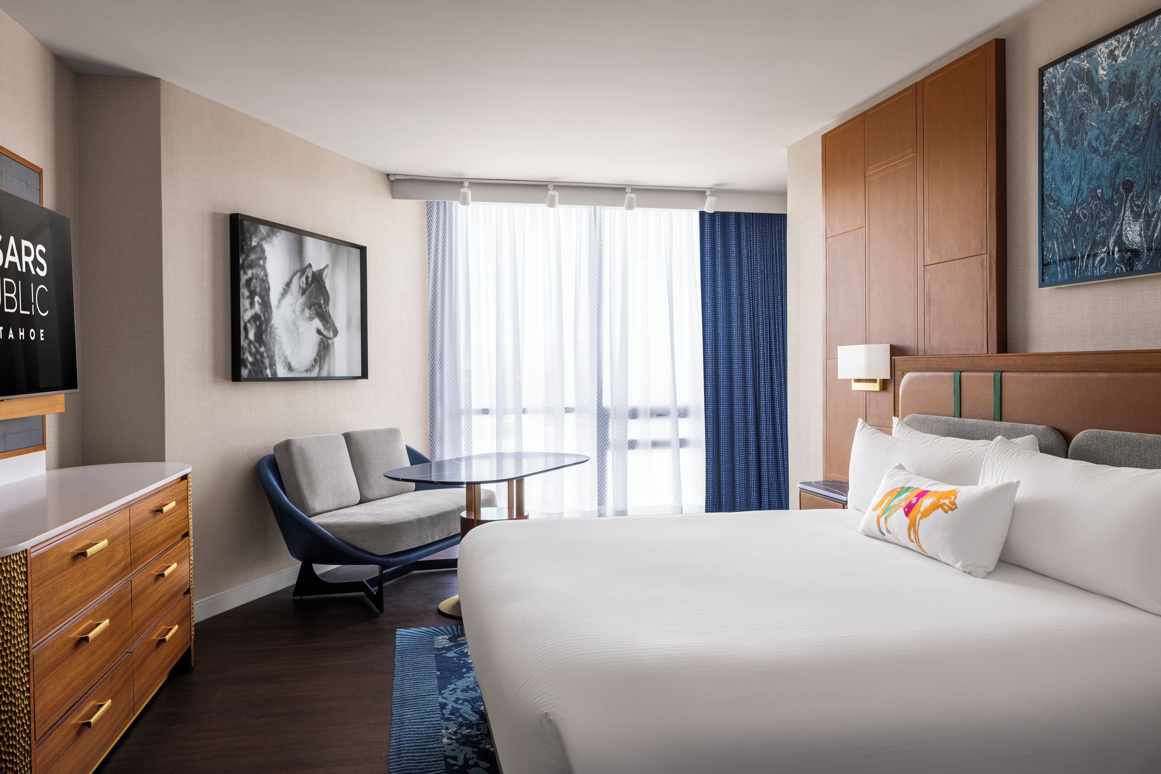 Hochwertige Bettwaren, Schreibtisch, laptopgeeigneter Arbeitsplatz