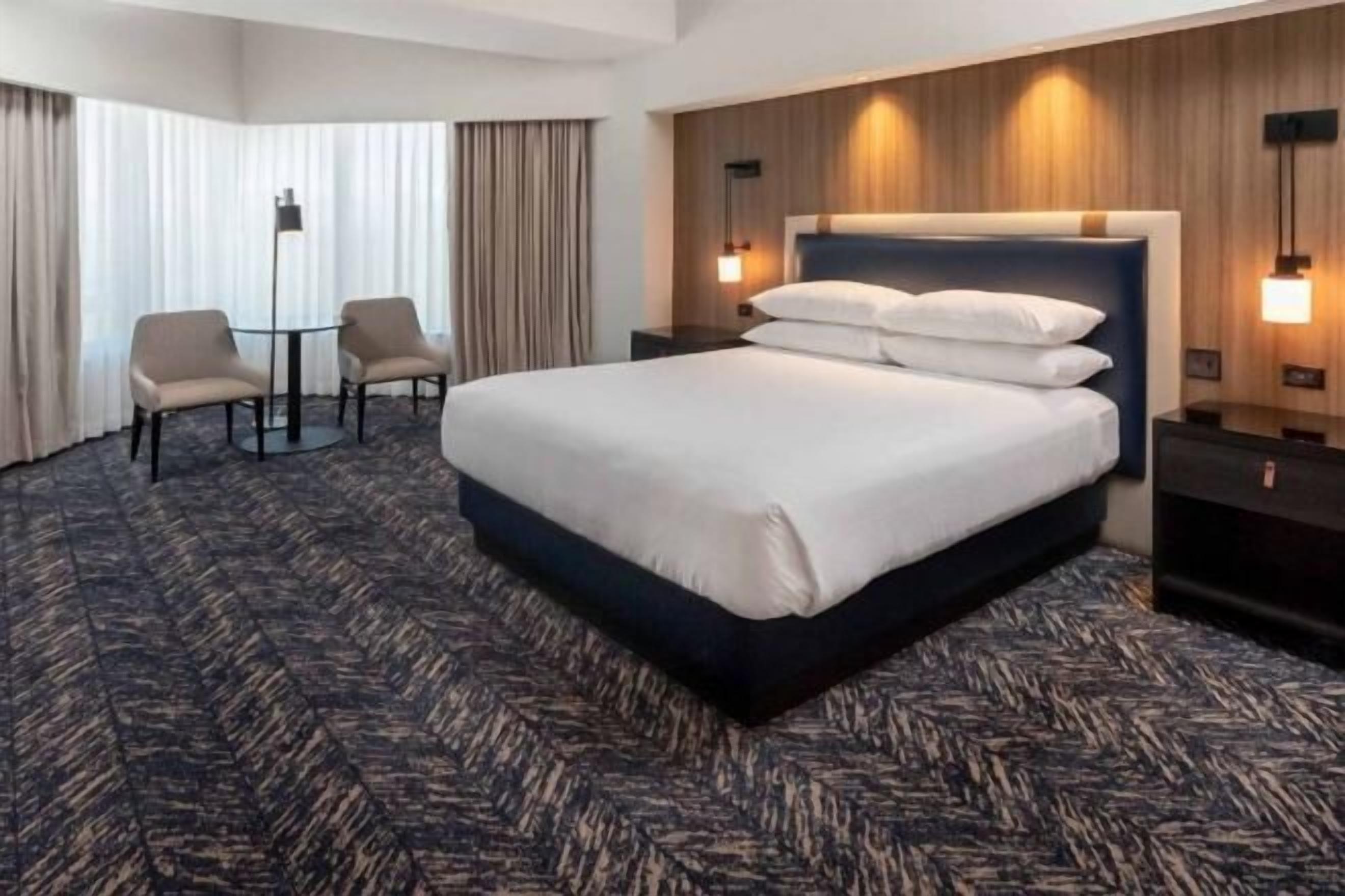 Hochwertige Bettwaren, Schreibtisch, laptopgeeigneter Arbeitsplatz