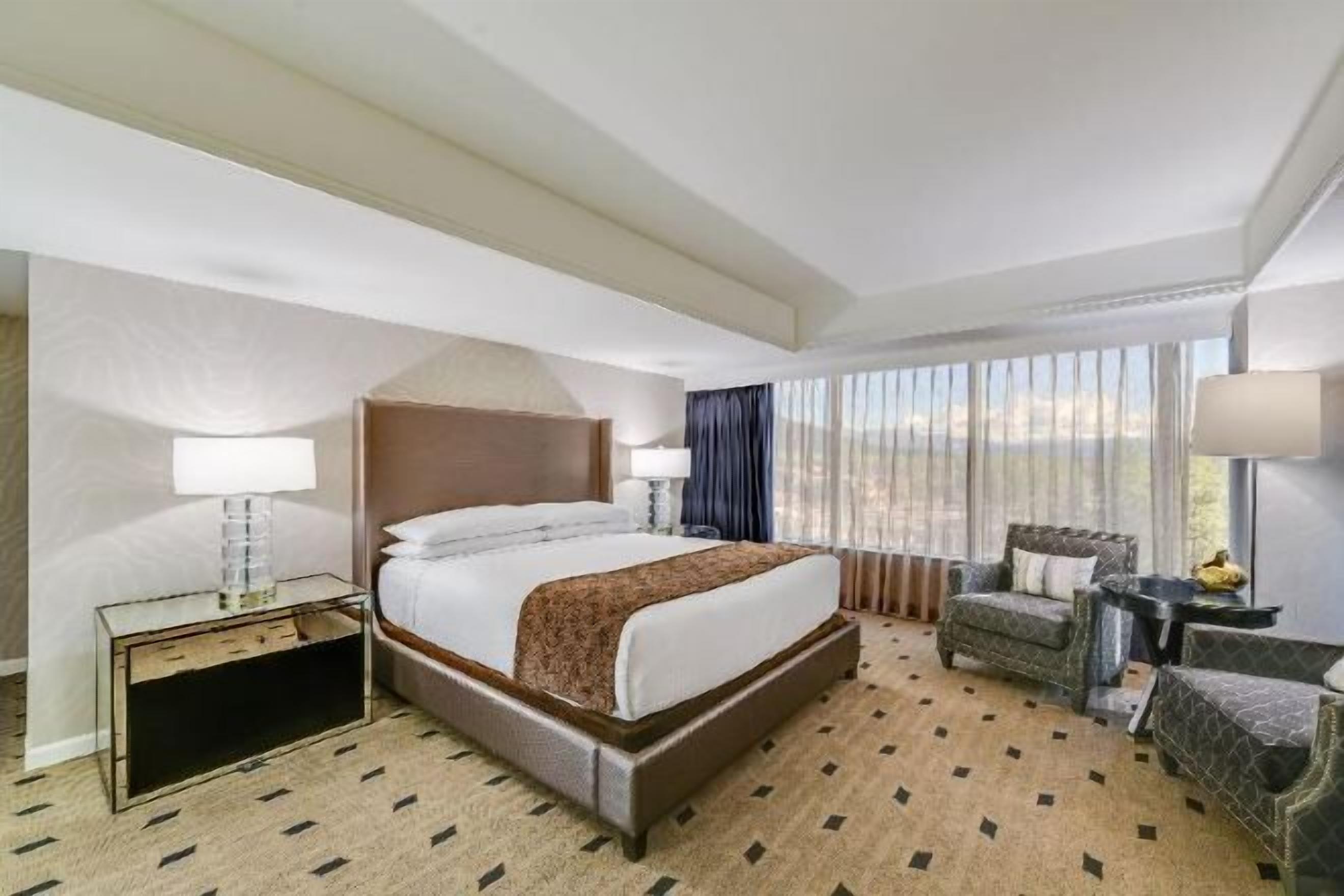 Hochwertige Bettwaren, Schreibtisch, laptopgeeigneter Arbeitsplatz