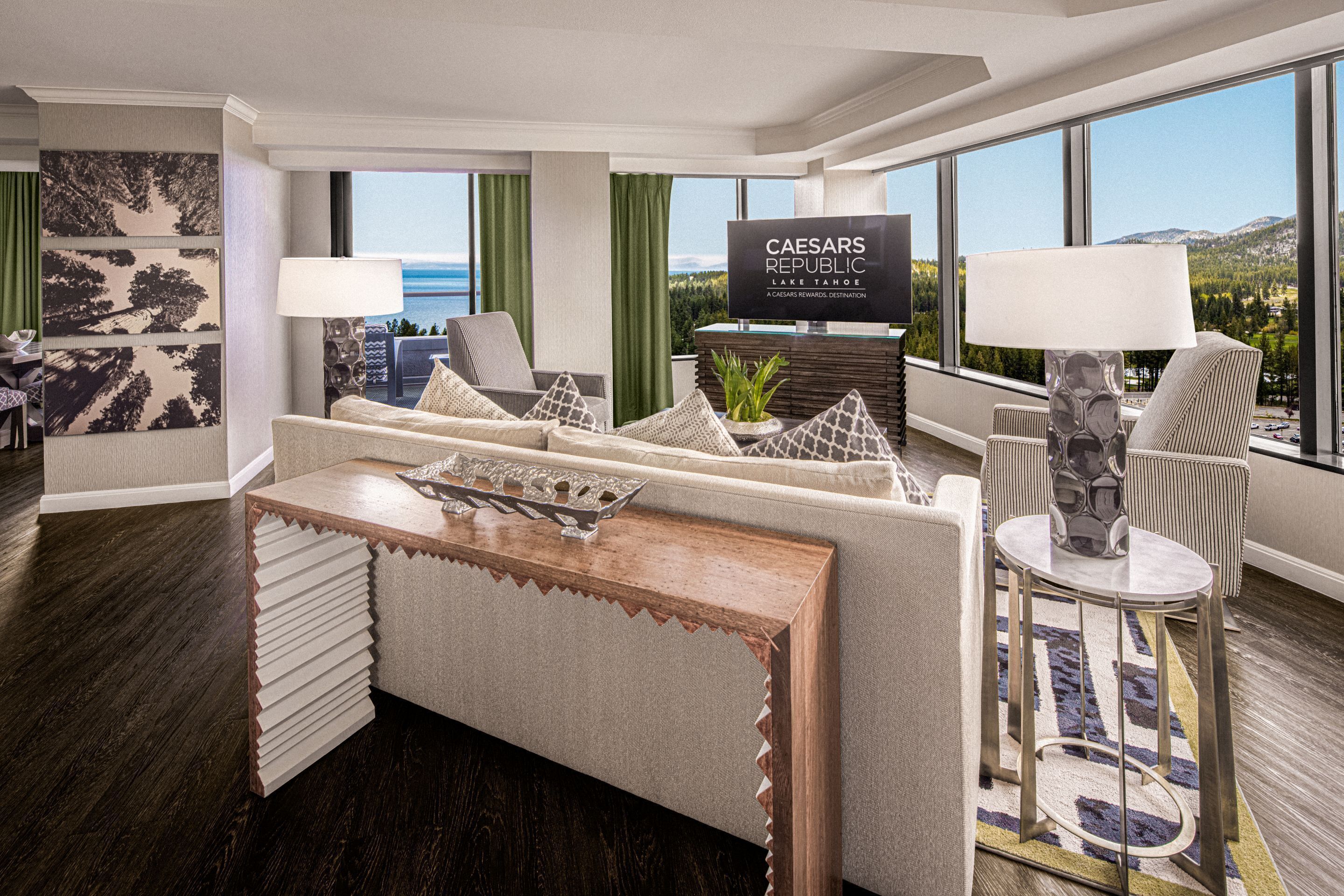 Un salon moderne avec un canapé, une table basse et un téléviseur diffusant l’émission « Caesars Republic Lake Tahoe ».