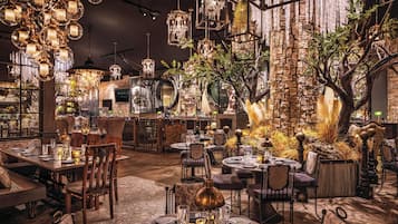 4 restaurantes, se sirven desayunos, cenas y cocina americana