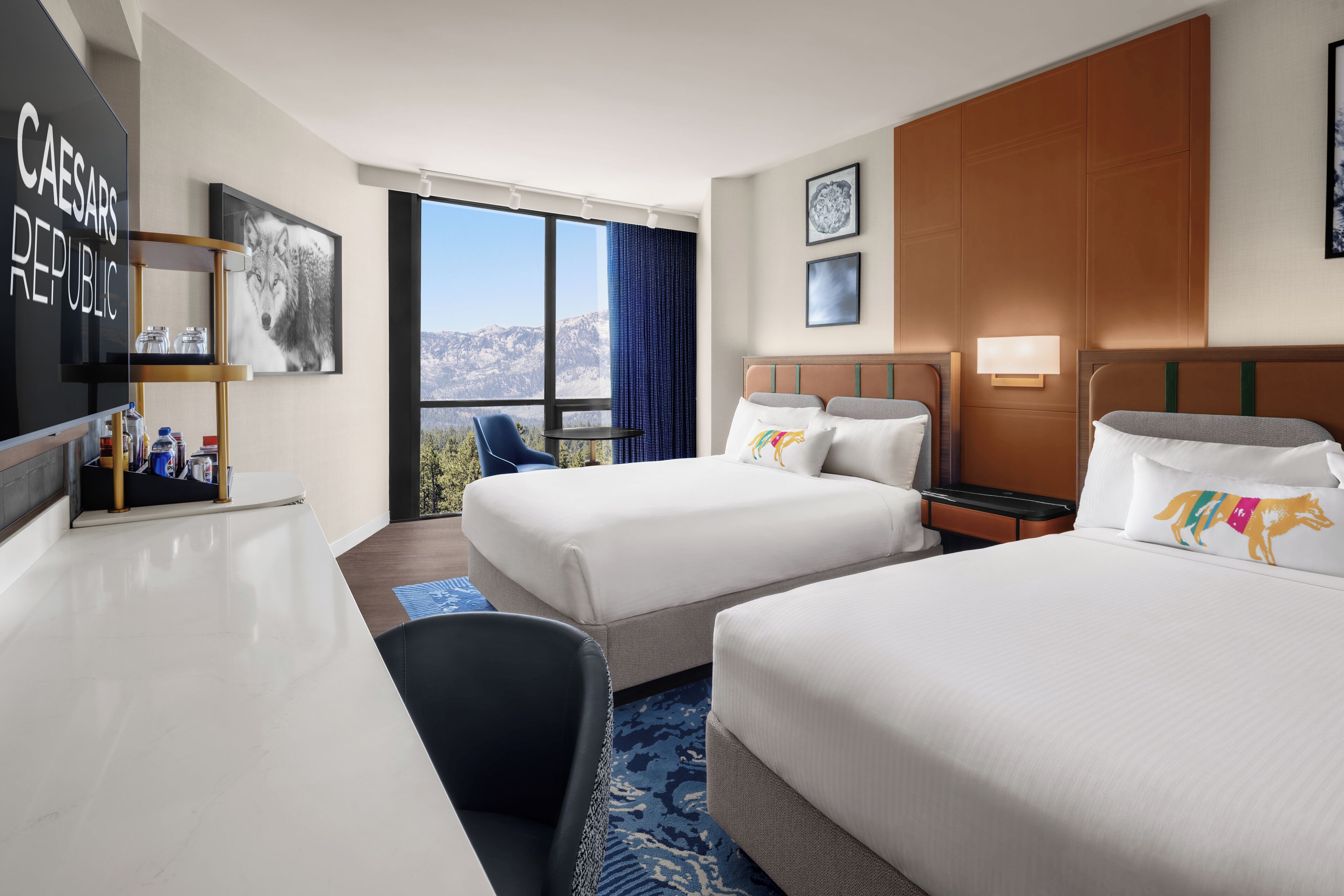 Hochwertige Bettwaren, Schreibtisch, laptopgeeigneter Arbeitsplatz