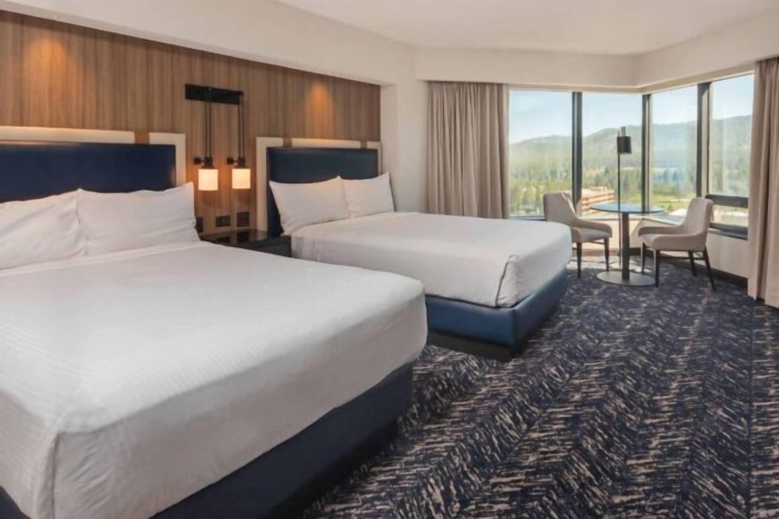 Hochwertige Bettwaren, Schreibtisch, laptopgeeigneter Arbeitsplatz