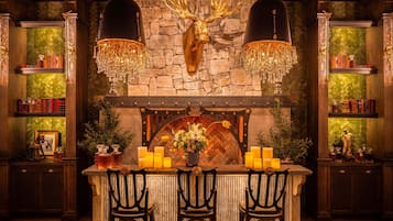 4 restaurantes; se sirve desayuno y cena; cocina americana