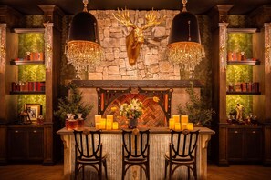 4 间餐厅，供应早餐和晚餐，美洲菜