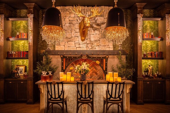 4 restoran, melayani sarapan, makan malam; sajian masakan Amerika