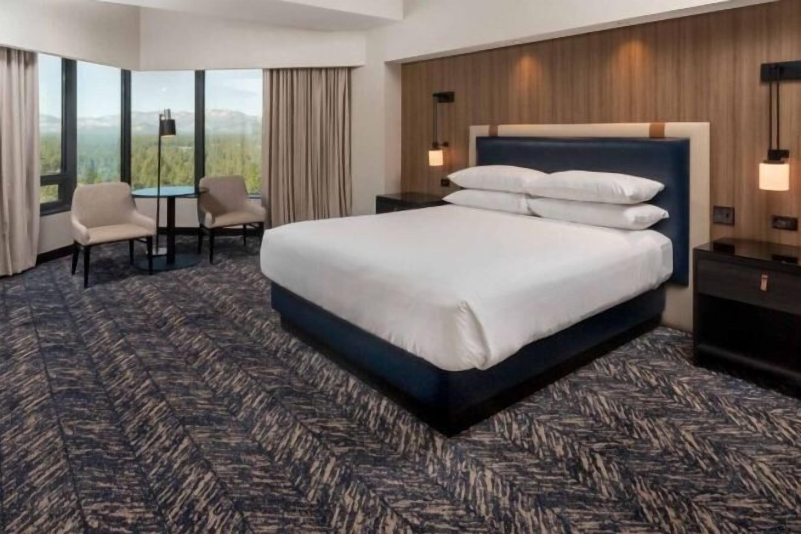 Hochwertige Bettwaren, Schreibtisch, laptopgeeigneter Arbeitsplatz