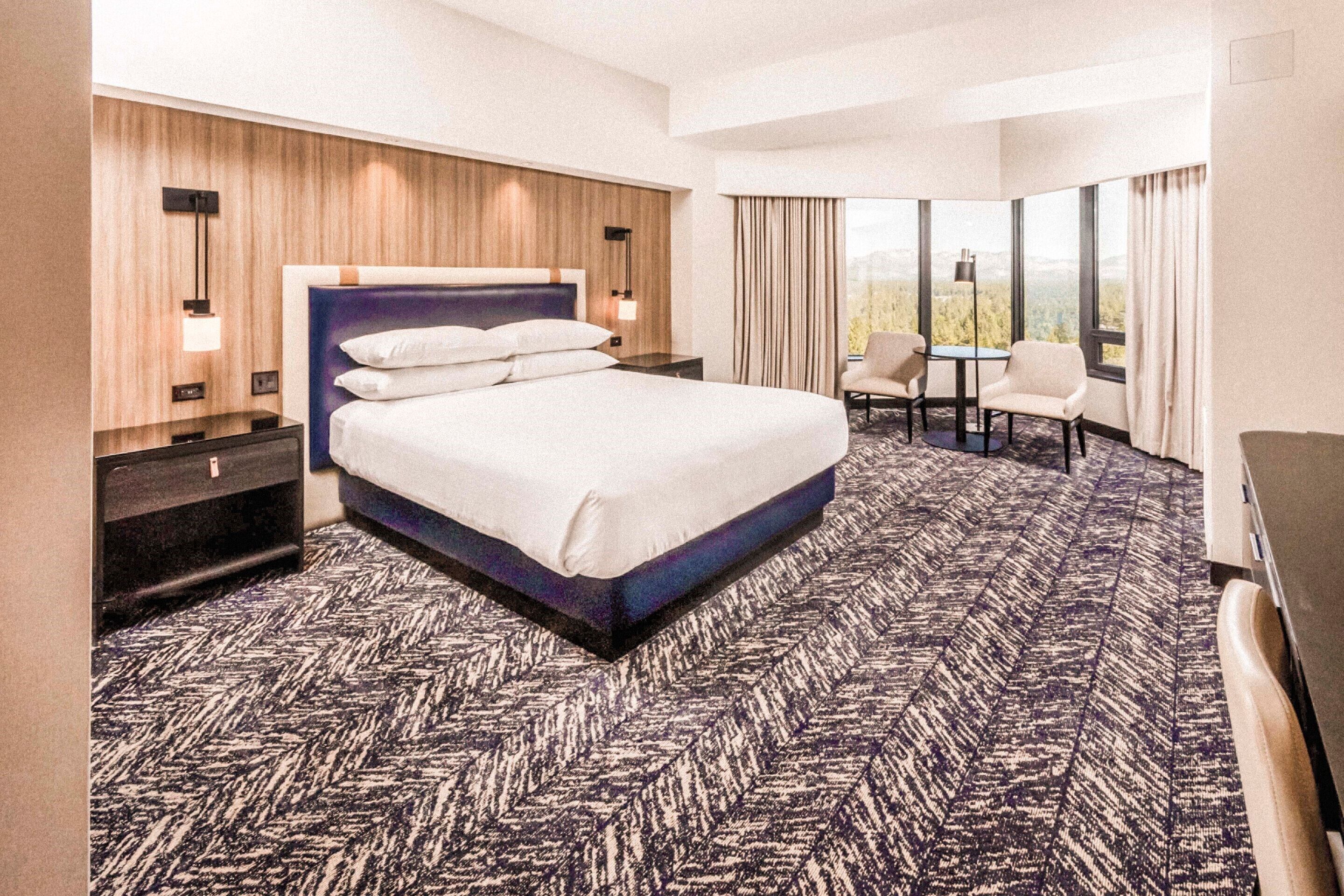 Romulus View Room, 1 King | Sengetøy av topp kvalitet, skrivebord og skrivebord for bærbar PC