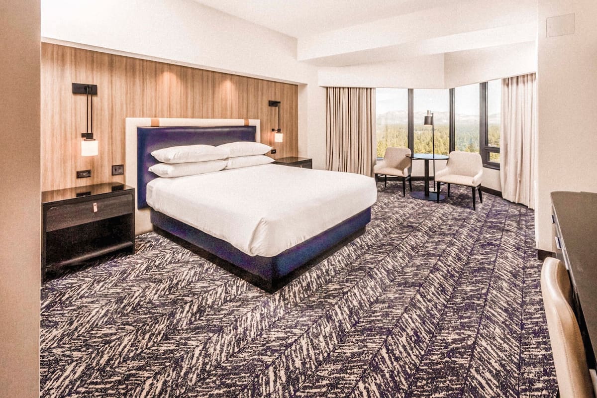 Romulus View Room, 1 King | Sengetøy av topp kvalitet, skrivebord og skrivebord for bærbar PC