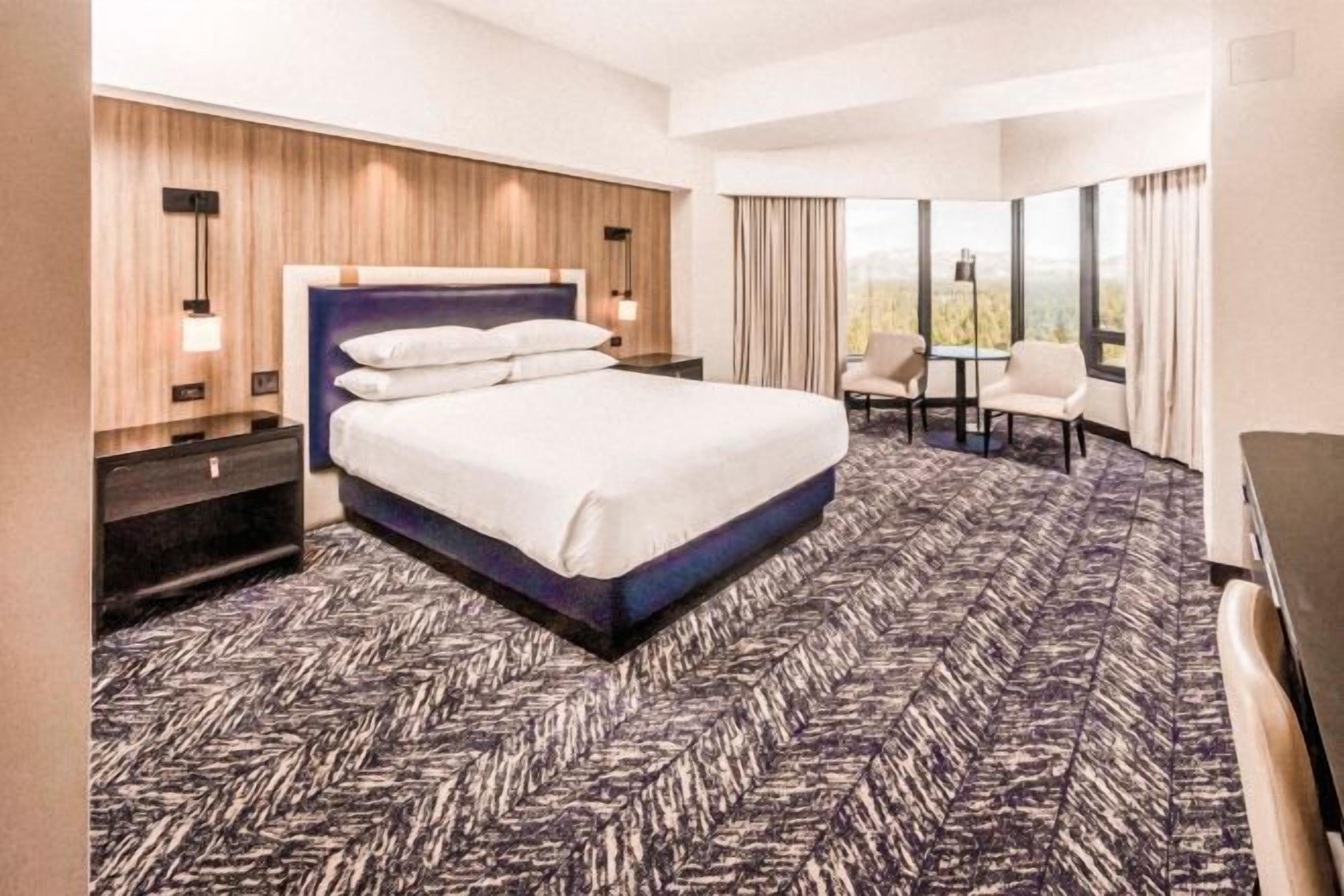 เครื่องนอนระดับพรีเมียม, โต๊ะทำงาน, พื้นที่ทำงานแบบใช้แล็ปท็อป