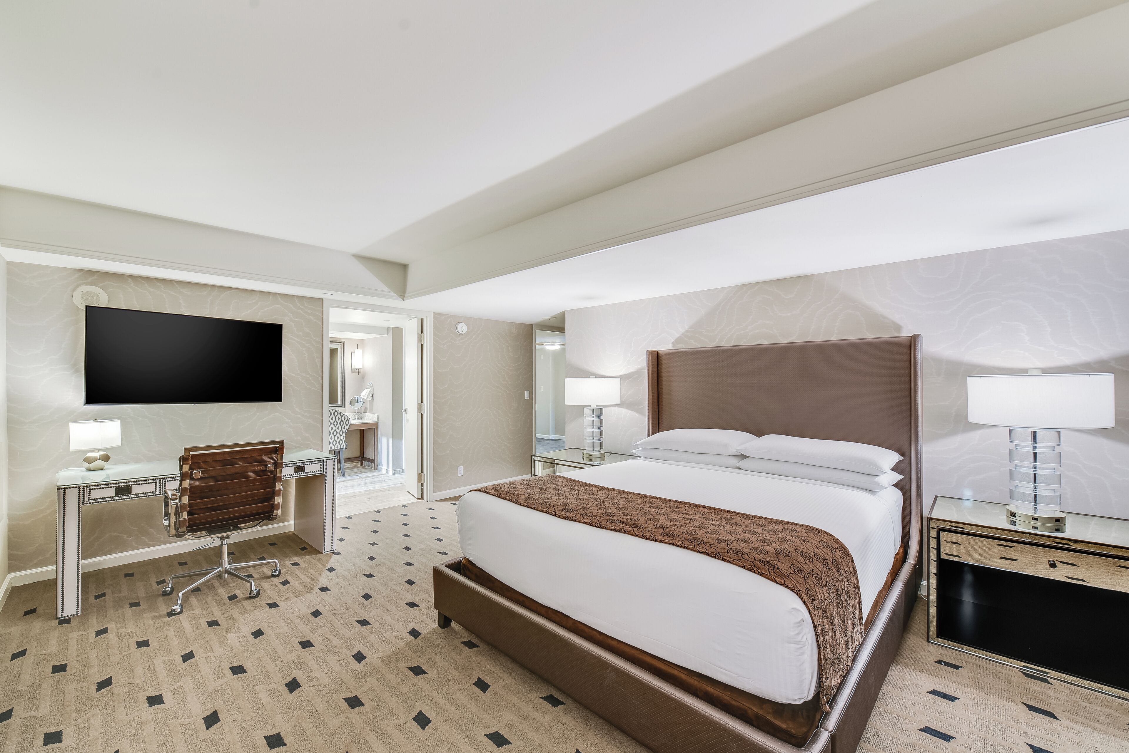 Hochwertige Bettwaren, Schreibtisch, laptopgeeigneter Arbeitsplatz