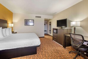 Desk, laptop workspace, iron/ironing board, bed sheets - Best Western Arizonian Inn (Holbrook)