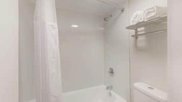 Bañera de hidromasaje, artículos de tocador gratuitos, secador de pelo