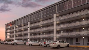 Een parkeergarage met meerdere verdiepingen waar verschillende witte auto's staan.