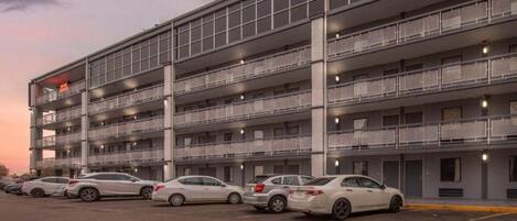 Een parkeergarage met meerdere verdiepingen waar verschillende witte auto's staan.