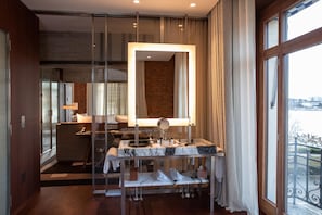 Literie hypoallergénique, minibar, coffres-forts dans les chambres