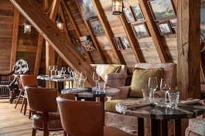 2 restaurants servant le petit déjeuner, le déjeuner et le dîner